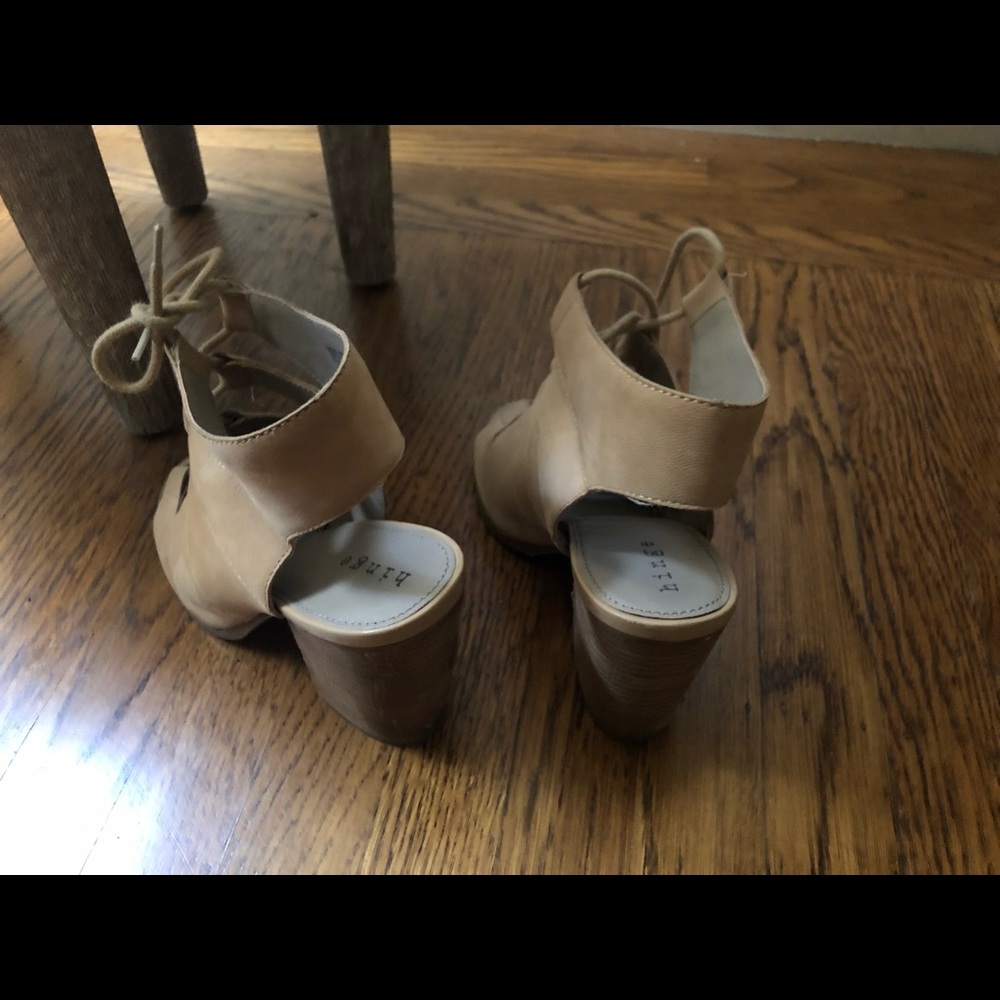 Hinge block heel sandal in nude - Picture 5 of 8